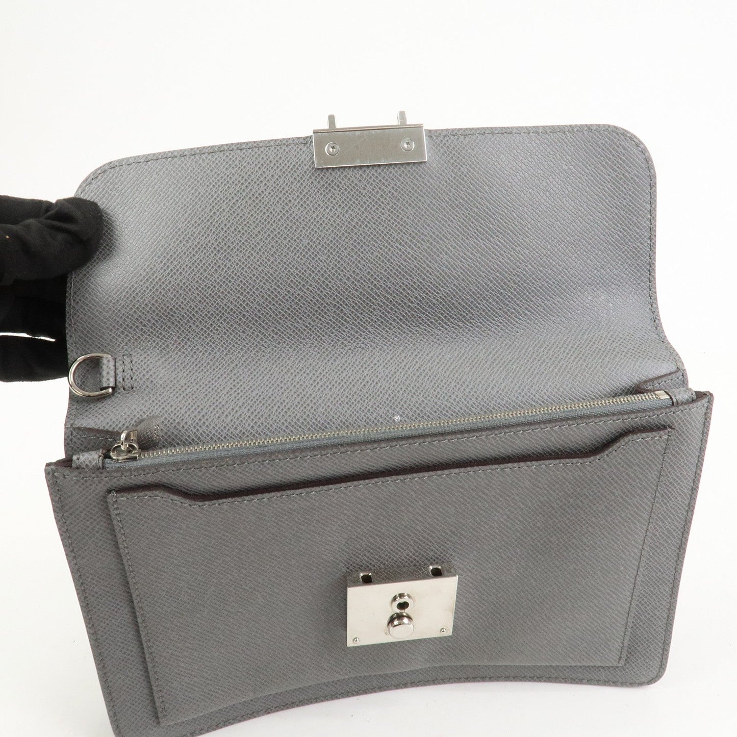 Louis Vuitton Taiga Leather Neo Belaia Clutch Bag Glacier M32683【Pre-order】