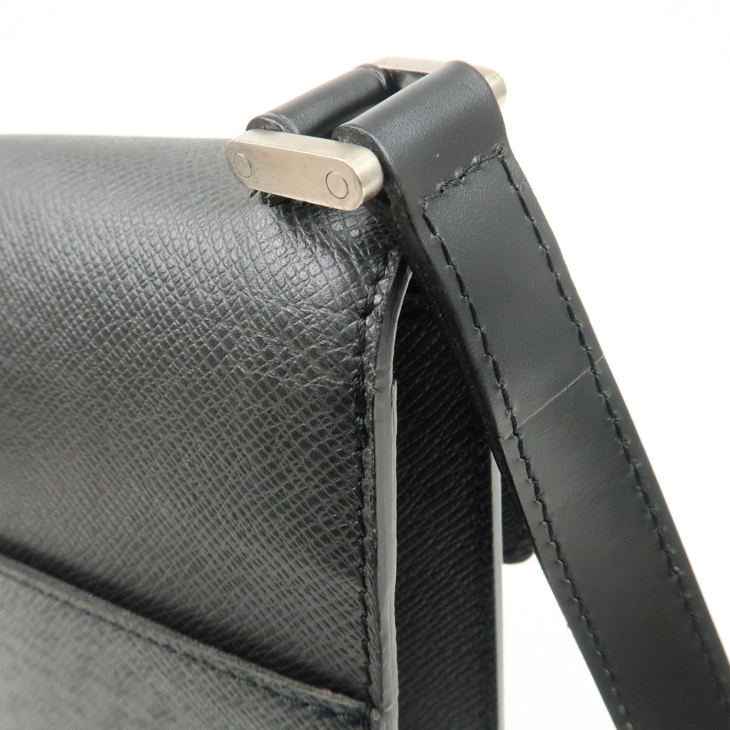 Louis Vuitton Taiga Pochette Kurgan Shoulder Bag Ardoise M32442【Pre-order】