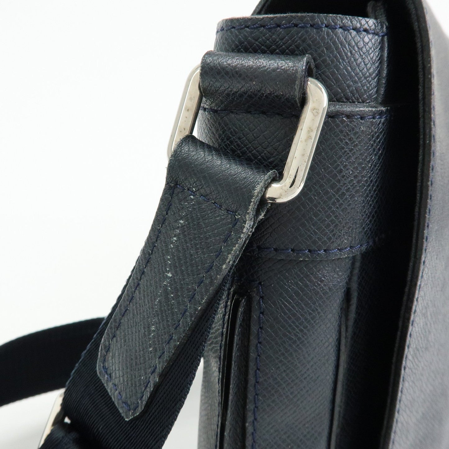 Louis Vuitton Taiga Leather Shoulder Crossbody Bag Boreal M32632【Pre-order】