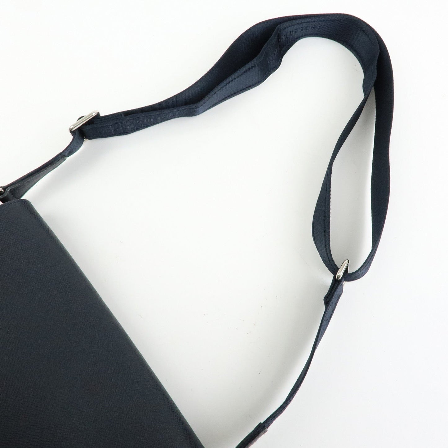Louis Vuitton Taiga Leather Shoulder Crossbody Bag Boreal M32632【Pre-order】