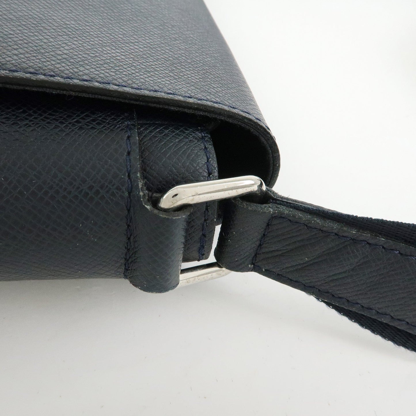 Louis Vuitton Taiga Leather Shoulder Crossbody Bag Boreal M32632【Pre-order】