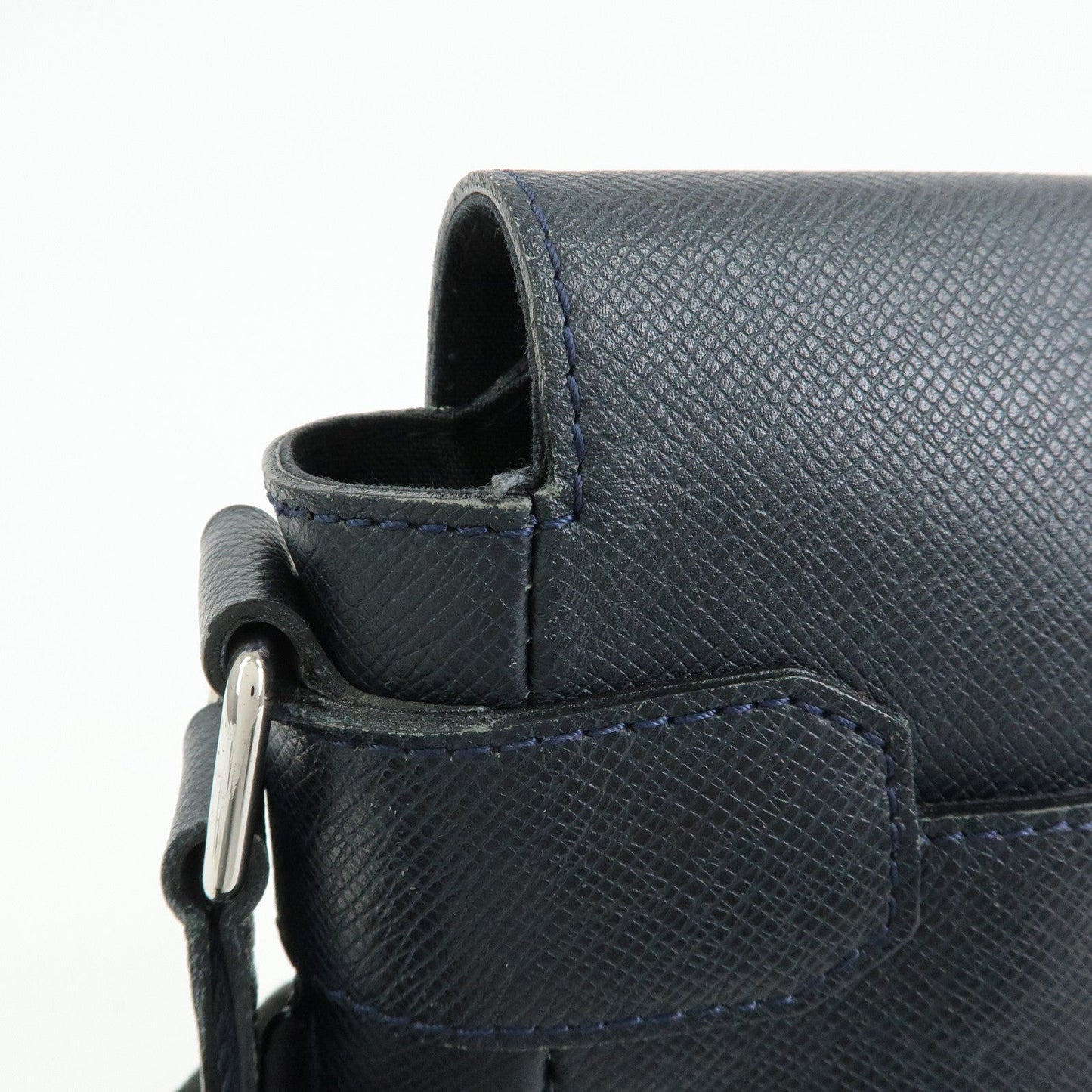 Louis Vuitton Taiga Leather Shoulder Crossbody Bag Boreal M32632【Pre-order】