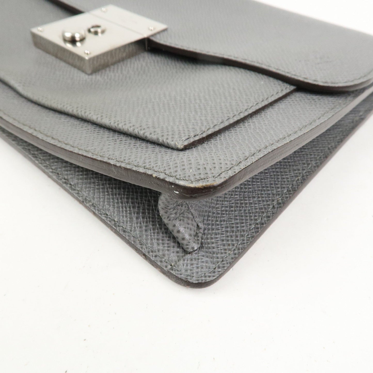 Louis Vuitton Taiga Leather Neo Belaia Clutch Bag Glacier M32683【Pre-order】