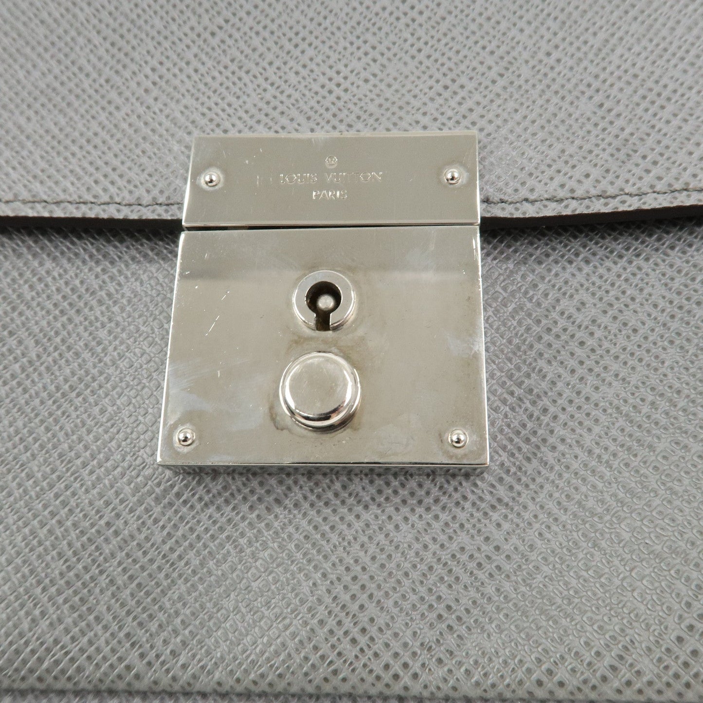 Louis Vuitton Taiga Leather Neo Belaia Clutch Bag Glacier M32683【Pre-order】