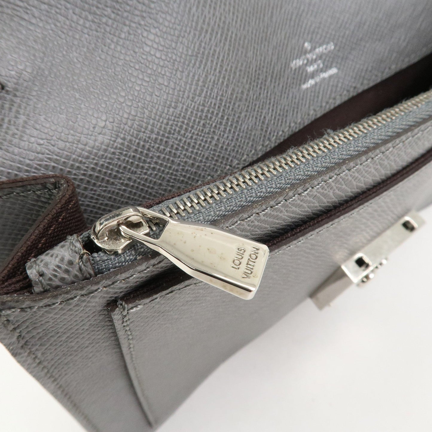Louis Vuitton Taiga Leather Neo Belaia Clutch Bag Glacier M32683【Pre-order】