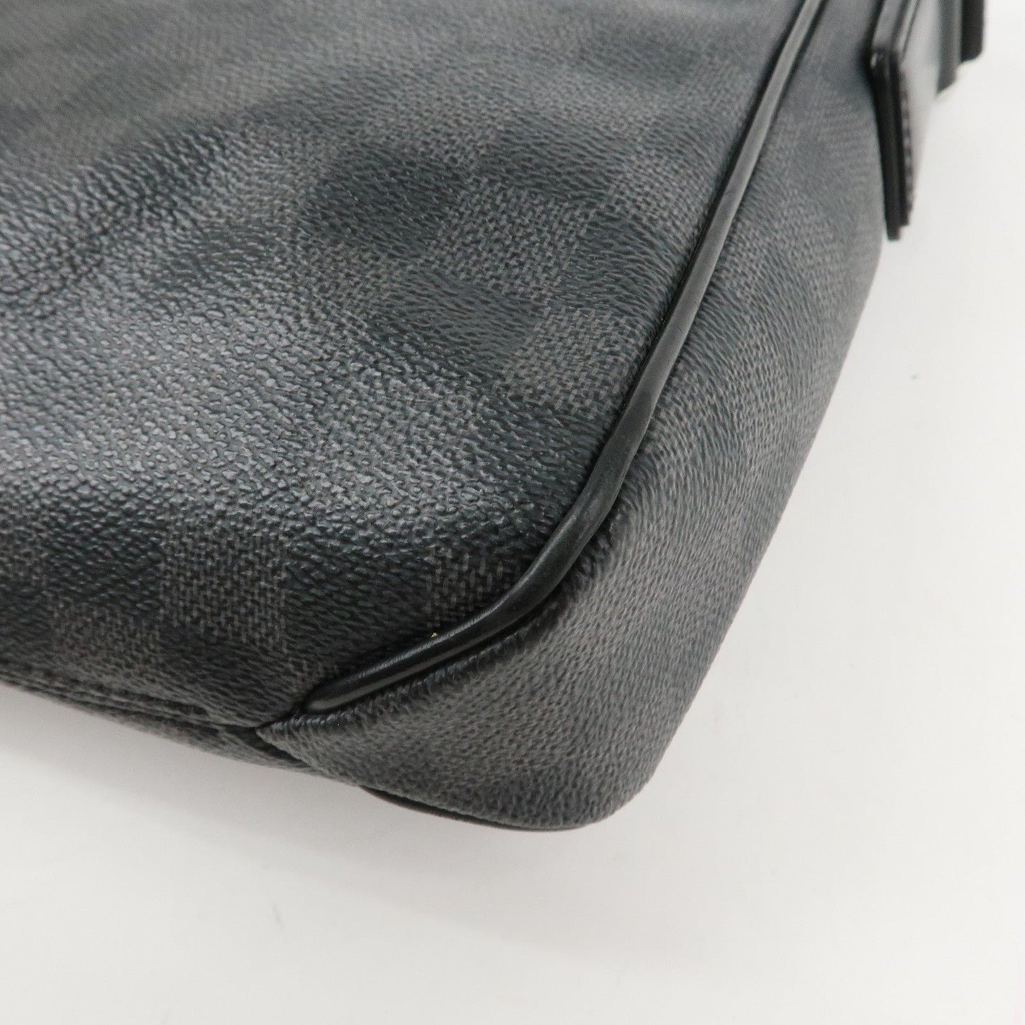 Louis Vuitton Damier Graphite District PM Shoulder Bag Black N41260【Pre-order】