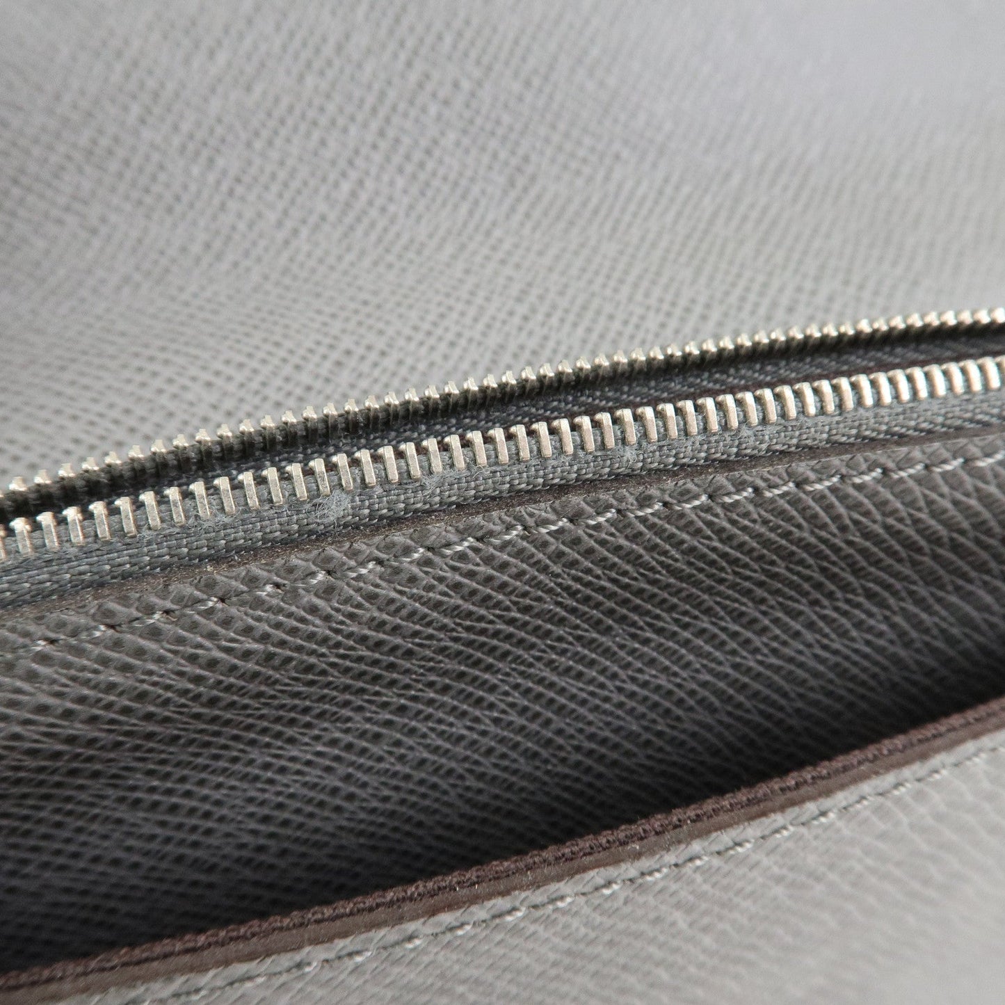 Louis Vuitton Taiga Leather Neo Belaia Clutch Bag Glacier M32683【Pre-order】