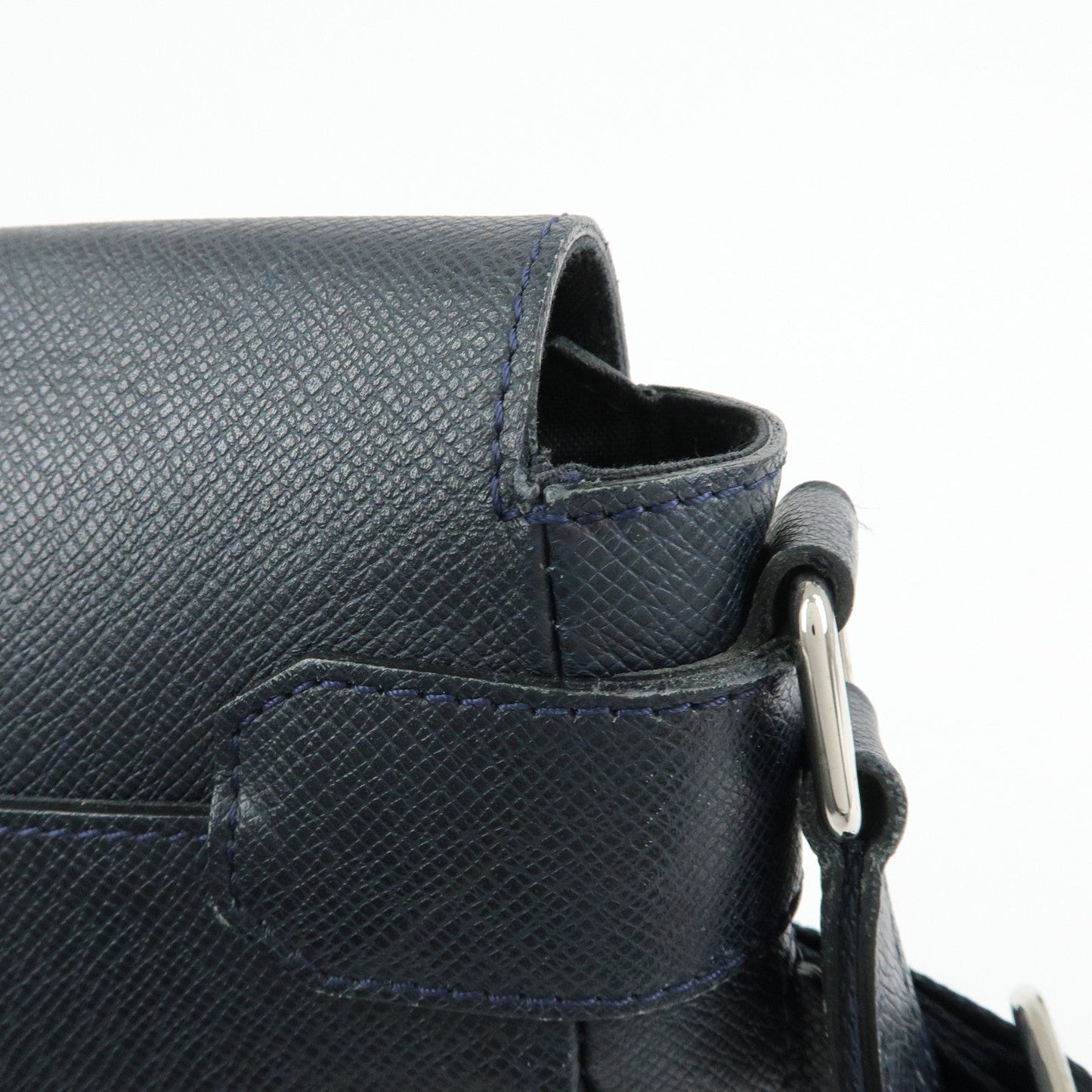 Louis Vuitton Taiga Leather Shoulder Crossbody Bag Boreal M32632【Pre-order】