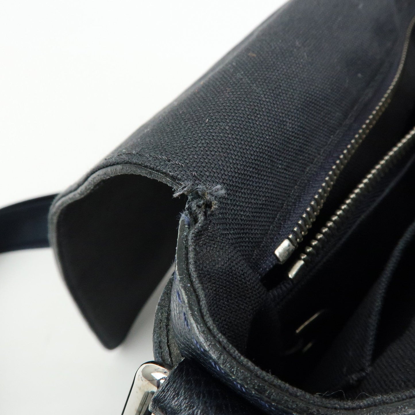Louis Vuitton Taiga Leather Shoulder Crossbody Bag Boreal M32632【Pre-order】
