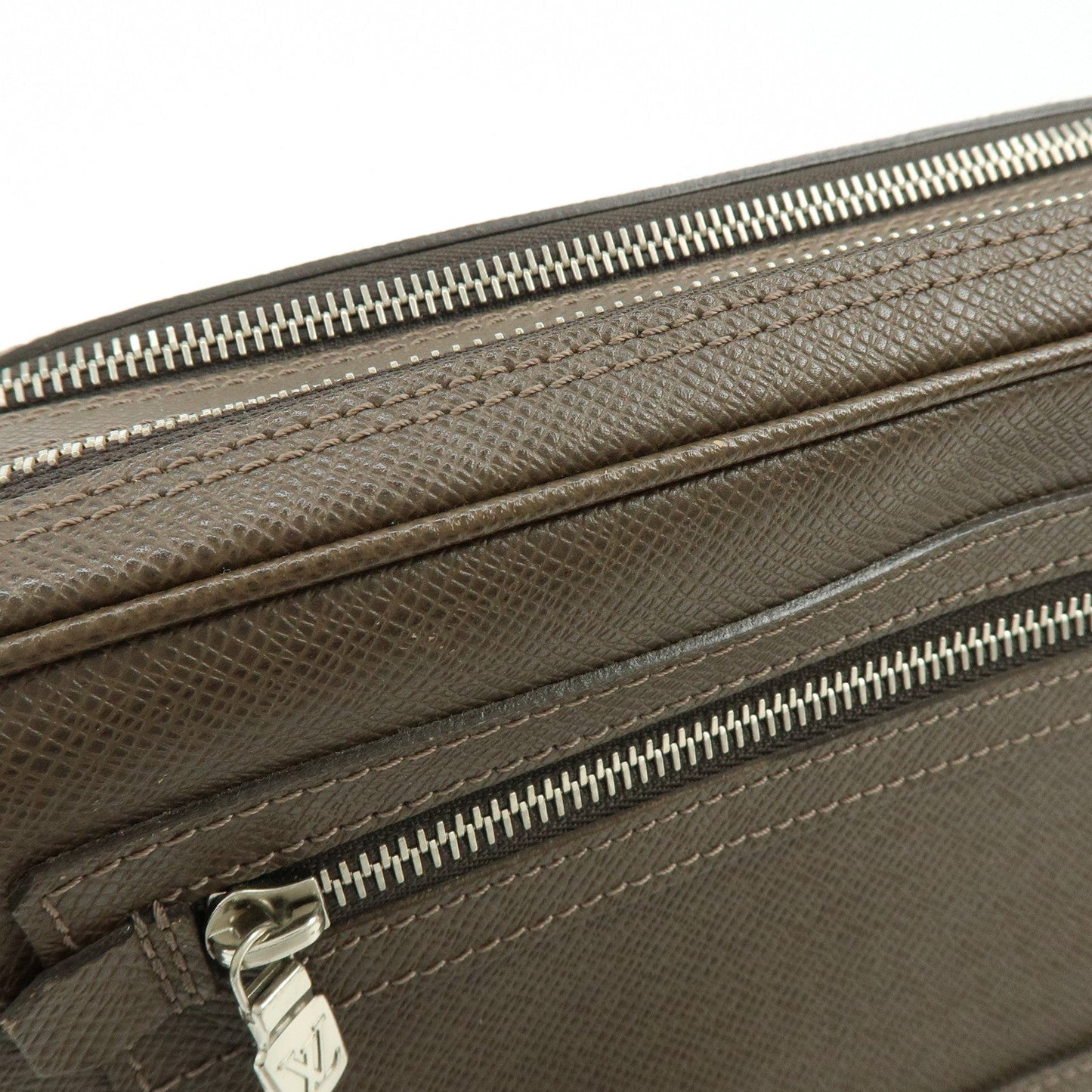 Louis Vuitton Taiga Neo Pavel Clultch Bag Grizzly M31148【Pre-order】