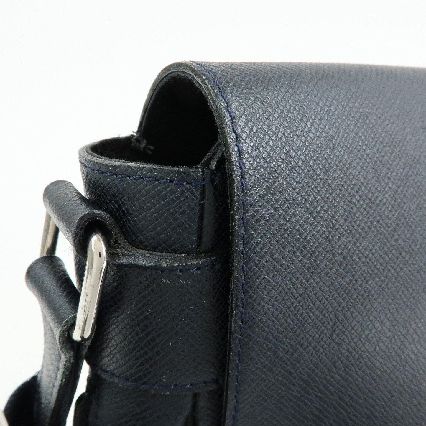 Louis Vuitton Taiga Leather Shoulder Crossbody Bag Boreal M32632【Pre-order】