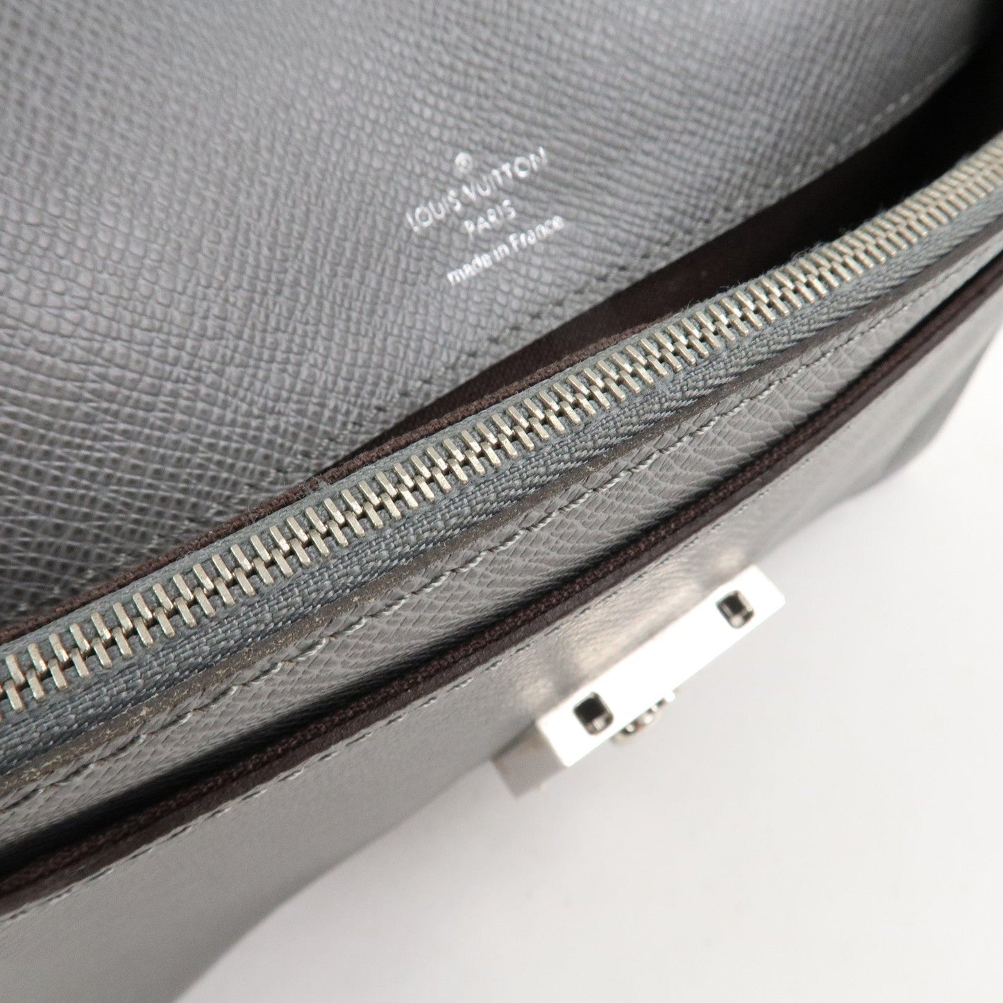Louis Vuitton Taiga Leather Neo Belaia Clutch Bag Glacier M32683【Pre-order】