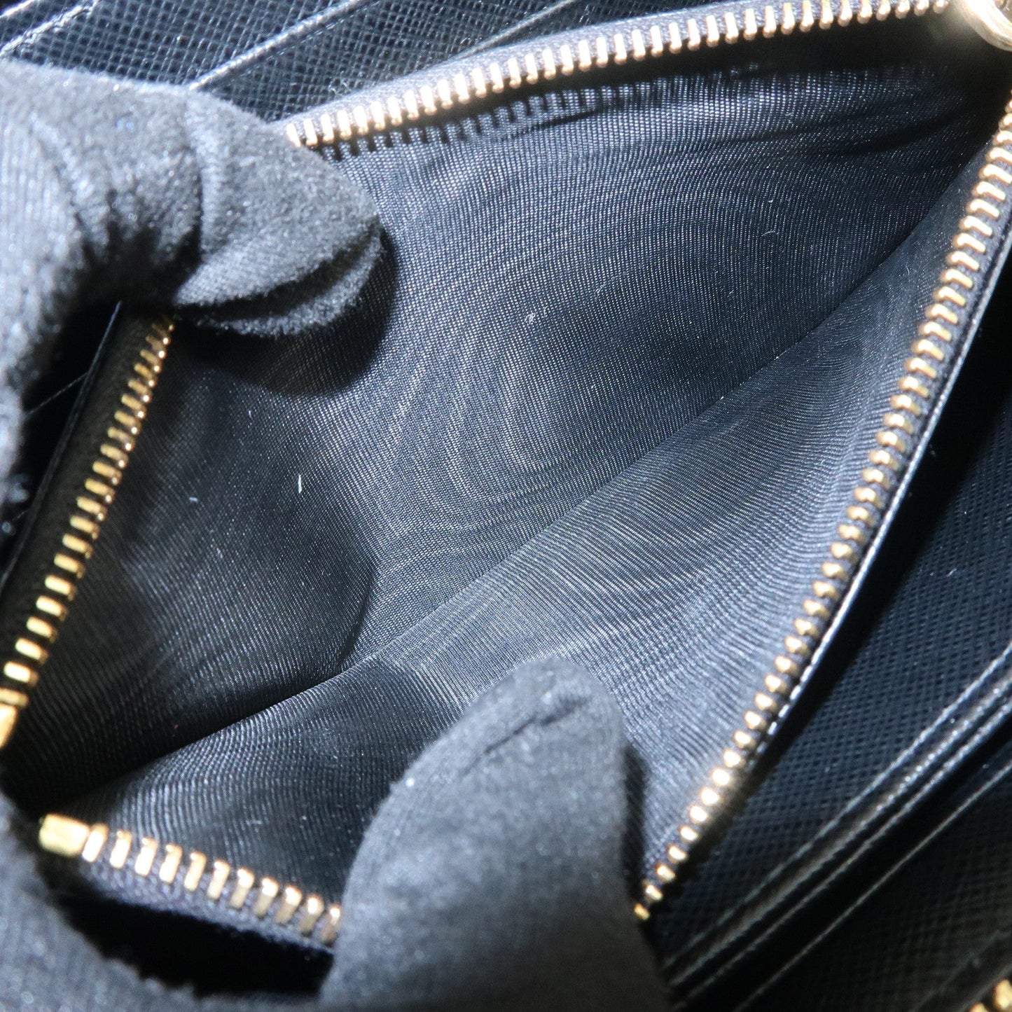 Prada Logo Saffiano Leather Round Zippy Long Wallet Black【Pre-order】