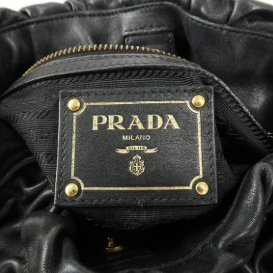 Prada 牛皮金扣手挽袋