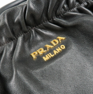 Prada 牛皮金扣手挽袋