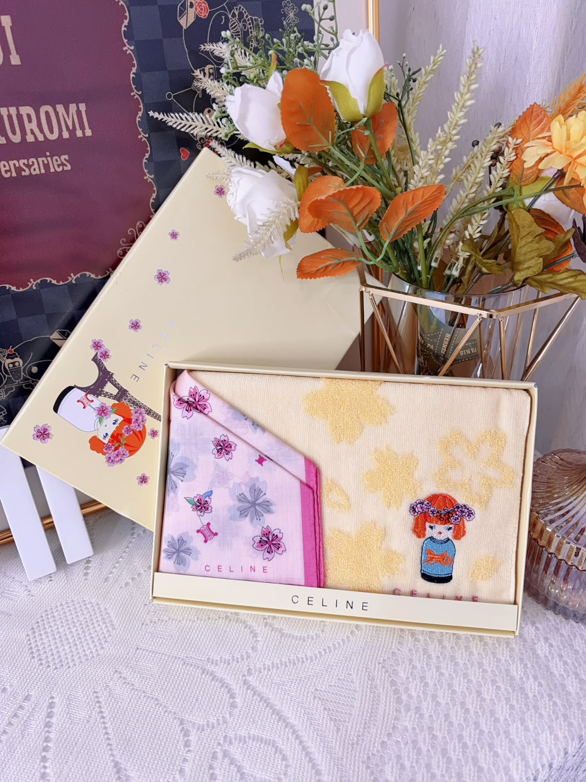 （全新）Celine粉紅色櫻花正方絲巾與米黃色刺繡公仔手帕禮盒