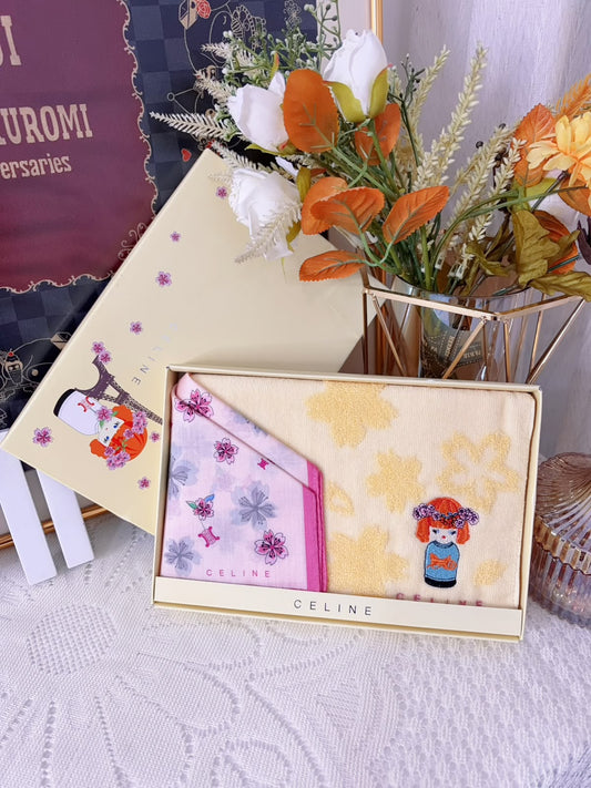 （全新）Celine粉紅色櫻花正方絲巾與米黃色刺繡公仔手帕禮盒