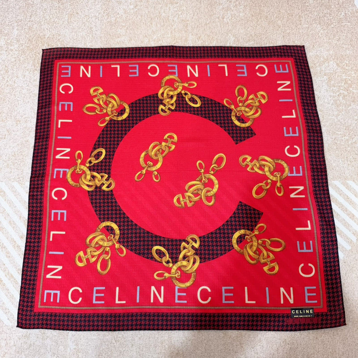 （全新）Celine紅黑金鏈配千鳥格正方絲巾