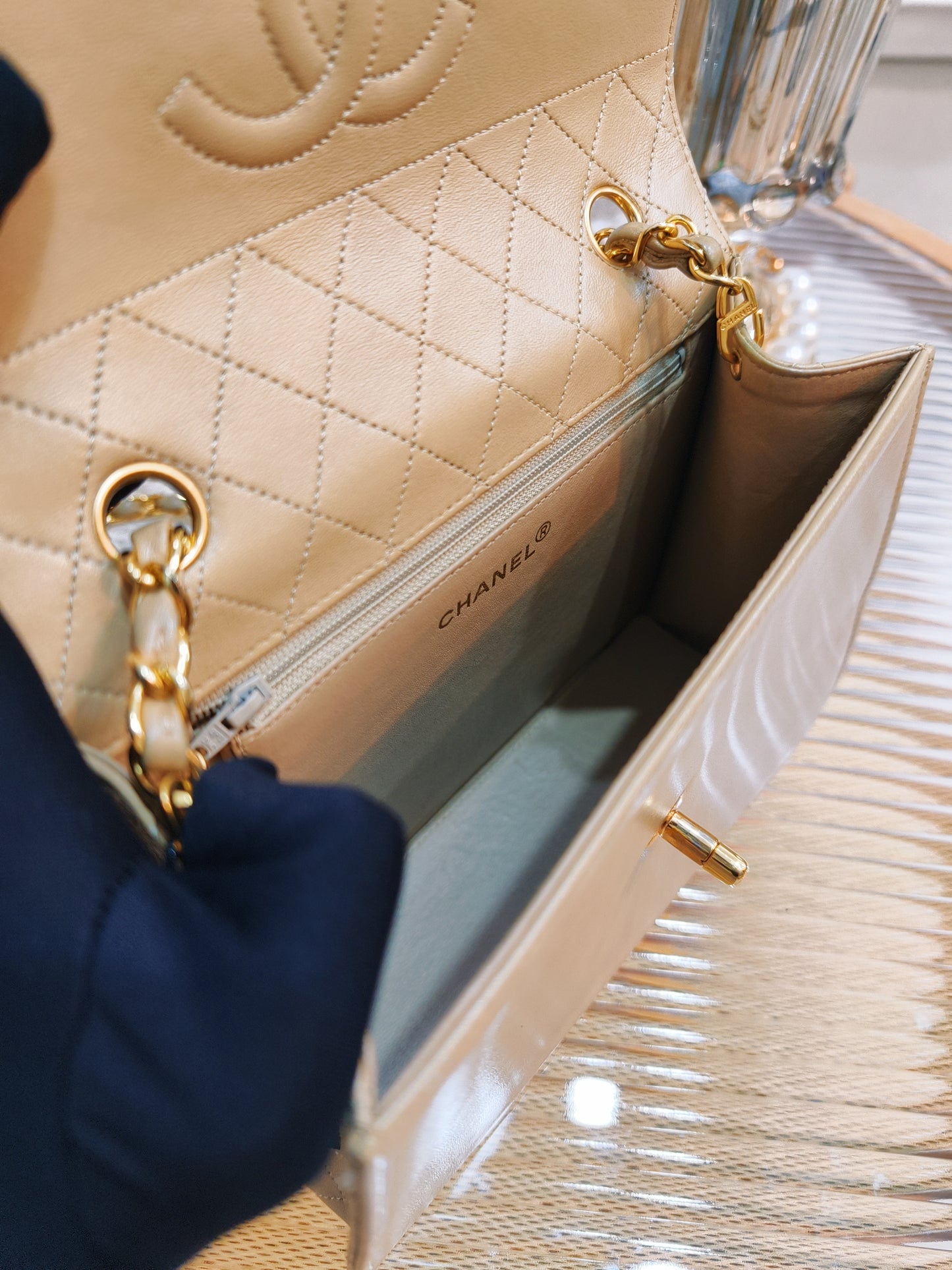 Chanel 米色梯型斜背包